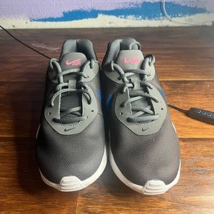 size 8 Nike athletic shoes